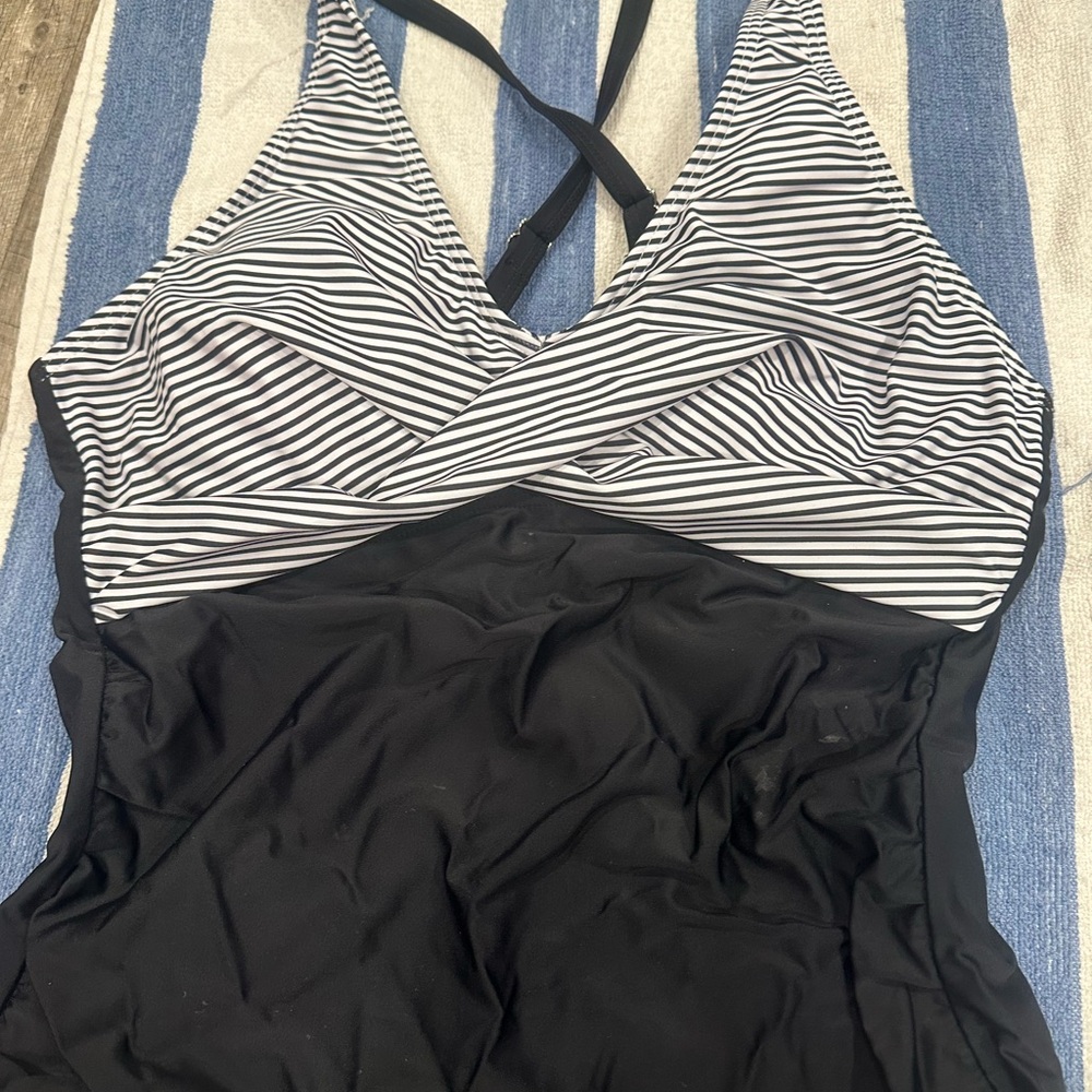 Chic Black and White Bikini for Swim - Picture 2 of 5